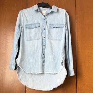 Melrose and Market Light Blue Denim, Hi-Lo Shirt, Acid Wash, Raw Hem, Sz M